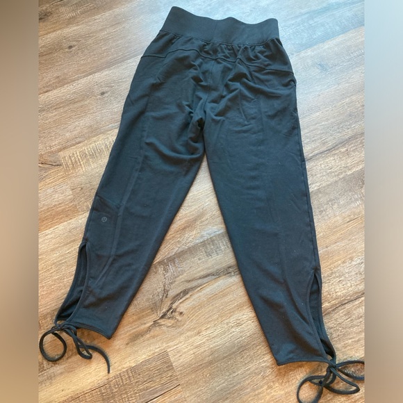 Lululemon black jogger sissone women’s size 4 gently used condition 23” inseam - Picture 3 of 8